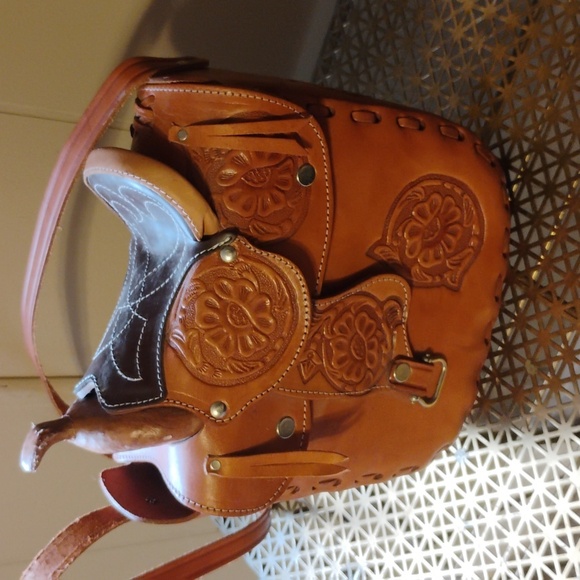 Vintage Saddle Shaped Purse - Picture 2 of 13
